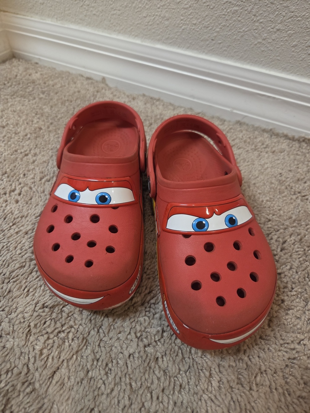 CROCS Kids Lightning McQueen Red Clogs - Picture 2 of 7